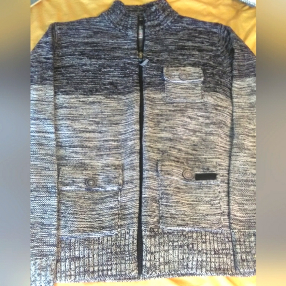 BNWOT MENS SWEATER SZ. LG GREAT LEATHER-LIKE DETAILS POCKETS HANDSOME LOOK